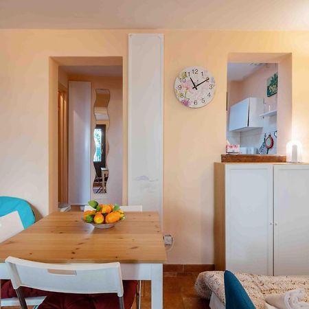 Апартаменты San Frediano Cozy Studio With Private Patio Флоренция Экстерьер фото