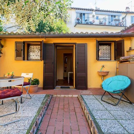 Апартаменты San Frediano Cozy Studio With Private Patio Флоренция Экстерьер фото