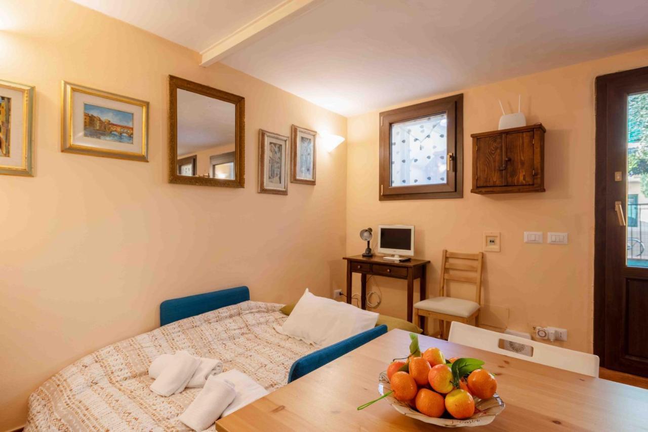Апартаменты San Frediano Cozy Studio With Private Patio Флоренция Экстерьер фото