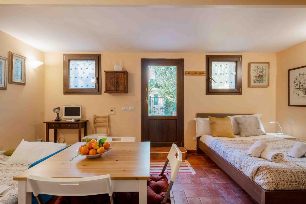 Апартаменты San Frediano Cozy Studio With Private Patio Флоренция Экстерьер фото