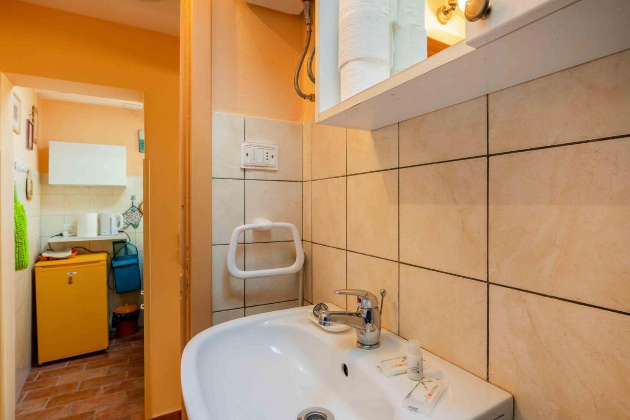 Апартаменты San Frediano Cozy Studio With Private Patio Флоренция Экстерьер фото